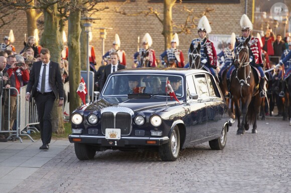 La reine Margrethe II de Danemark et le prince Henrik arrivant pour la soirée de gala organisée le 8 avril 2015 à Aarhus pour le 75e anniversaire de la souveraine.