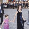 La princesse Mary de Danemark et sa fille la princesse Isabella arrivant pour la soirée de gala organisée le 8 avril 2015 à Aarhus pour le 75e anniversaire de la reine Margrethe II.