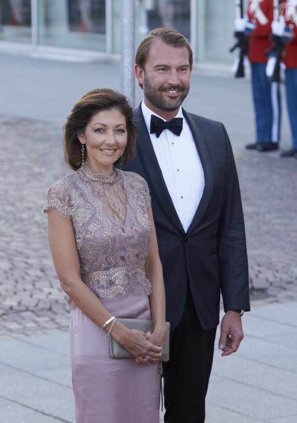 La comtesse Alexandra de Frederiksborg, ex-femme du prince Joachim, et son époux Martin Jorgensen arrivant pour la soirée de gala organisée le 8 avril 2015 à Aarhus pour le 75e anniversaire de la reine Margrethe II.