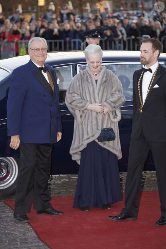 Le prince Henrik et la reine Margrethe II de Danemark arrivant pour la soirée de gala organisée le 8 avril 2015 à Aarhus pour le 75e anniversaire de la souveraine danoise.