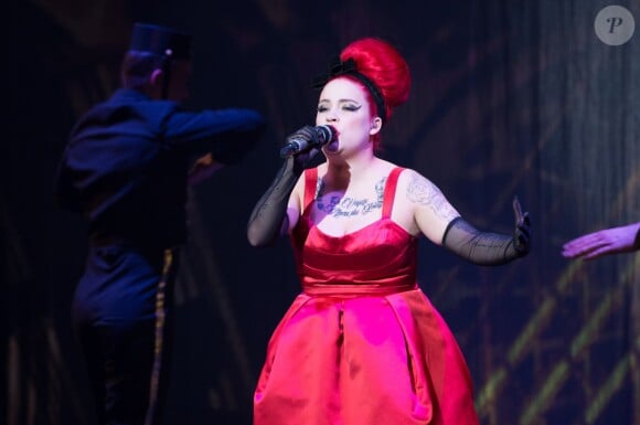 La chanteuse Manon (The Voice 3) sur scene pendant la nouvelle revue 'Paris Merveilles', au Lido le 8 Avril 2015, à Paris.