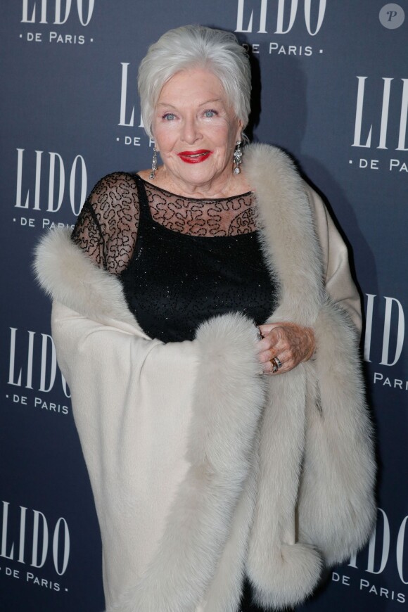 Line Renaud - Photocall à l'occasion de la présentation du nouveau spectacle du Lido "Paris Merveilles" à Paris, le 8 avril 2015.