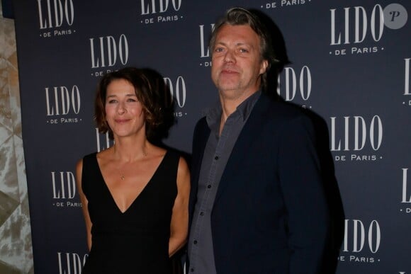 Isabelle Gelinas, Eric Viellard - Photocall à l'occasion de la présentation du nouveau spectacle du Lido "Paris Merveilles" à Paris, le 8 avril 2015.