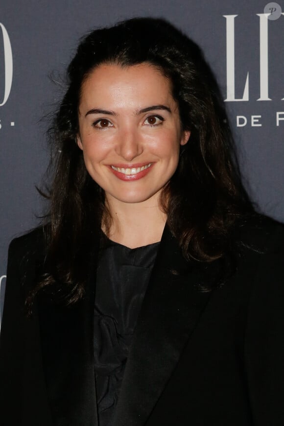 Isabelle Vitari (Nos chers voisins) - Photocall à l'occasion de la présentation du nouveau spectacle du Lido "Paris Merveilles" à Paris, le 8 avril 2015.