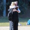 Marcia Cross et son mari Tom Mahoney regardent leur fille Eden jouer au football à Los Angeles, le 8 avril 2015.