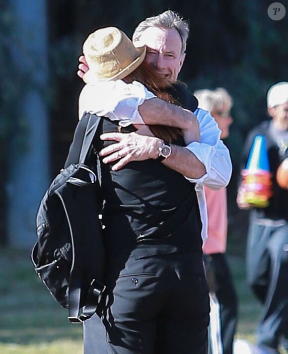 Marcia Cross et son mari Tom Mahoney regardent leur fille Eden jouer au football à Los Angeles, le 8 avril 2015.