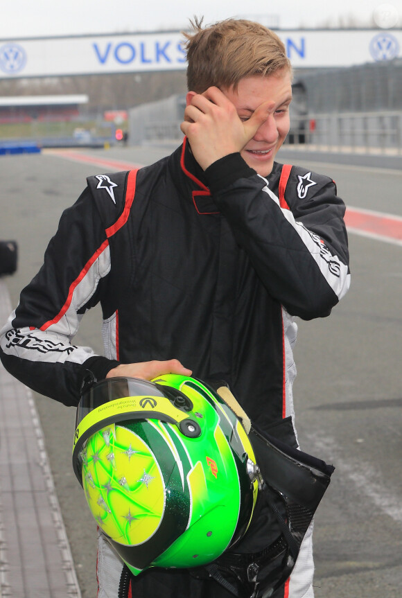 Mick Schumacher de la team Van Amersfoort Racing après ses premiers essais officiels sur la Motorsport Arena Oschersleben, le 8 avril 2015 à Oschersleben