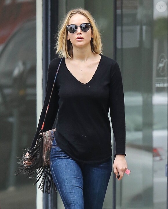 Exclusif - Jennifer Lawrence s'est arrêtée dans une boutique de la chaîne Super Vision Optical à Los Angeles, le 30 janvier 2015