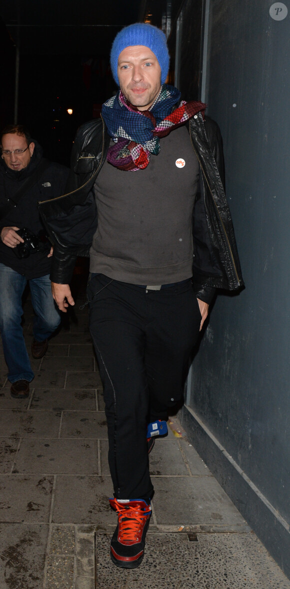Chris Martin quitte le Groucho Club à Londres, le 11 décembre 2014  