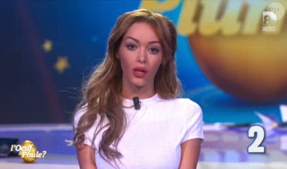 Nabilla en plein quiz littéraire dans L'Oeuf ou la Poule sur D8, le jeudi 9 avril 2015.