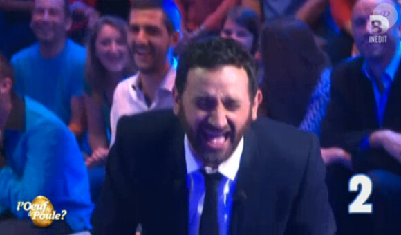 Cyril Hanouna, hilare pendant le quiz littéraire de Nabilla, dans L'Oeuf ou la Poule sur D8, le jeudi 9 avril 2015.