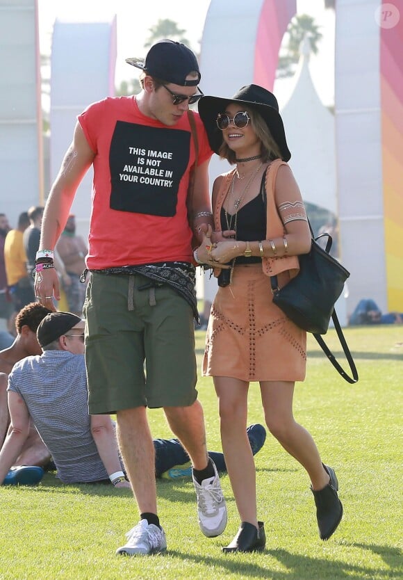 Sarah Hyland et son amoureux Dominic Sherwood au 1er jour du Festival "Coachella Valley Music and Arts" à Indio, le 10 avril 2015