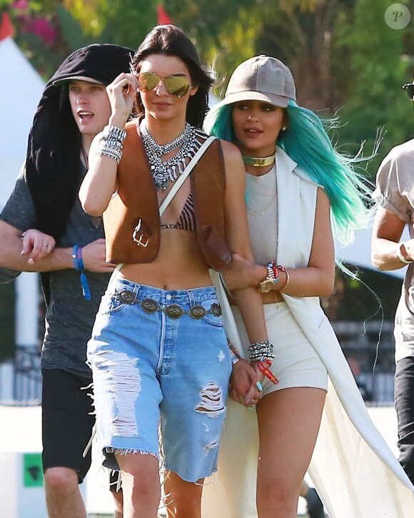 Kendall Jenner et Kylie Jenner au 1er jour du Festival "Coachella Valley Music and Arts" à Indio, le 10 avril 2015