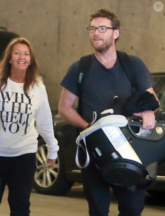 Exclusif - Sam Worthington quitte le centre médical Cedars-Sinai avec Lara Bingle, sa mère Sharon Bingle, et leur nouveau-né Rocket Zot à Los Angeles, le 26 mars 2015.
