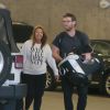 Exclusif - Lara Bingle très souriante quitte le centre médical Cedars-Sinai avec sa mère Sharon, son mari Sam Worthington, et leur nouveau-né Rocket Zot à Los Angeles, le 26 mars 2015.
