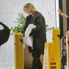 Exclusif - Lara Bingle très souriante quitte le centre médical Cedars-Sinai avec sa mère Sharon, son mari Sam Worthington, et leur nouveau-né Rocket Zot à Los Angeles, le 26 mars 2015.