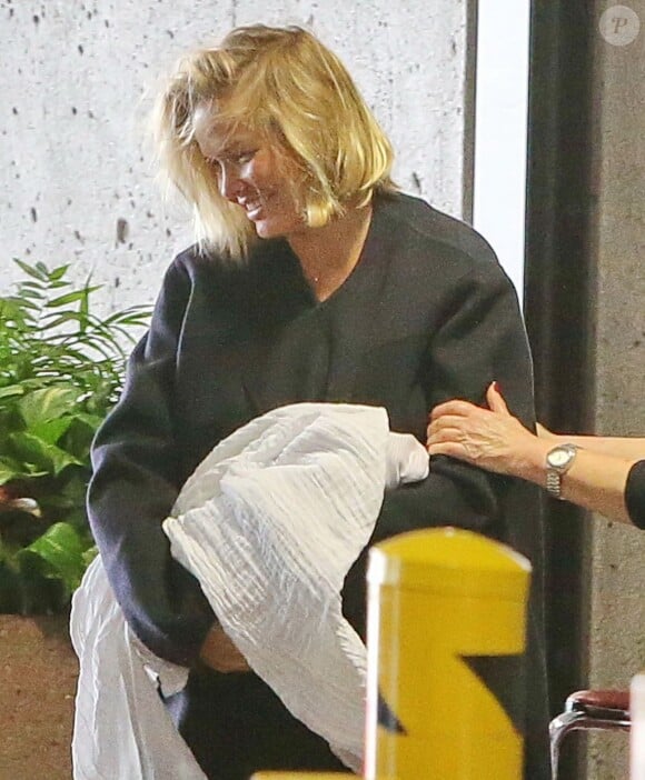 Exclusif - No web - No blog - Lara Bingle très souriante quitte le centre médical Cedars-Sinai avec sa mère Sharon, son mari Sam Worthington, et leur nouveau-né Rocket Zot à Los Angeles, le 26 mars 2015.26/03/2015 - Los Angeles