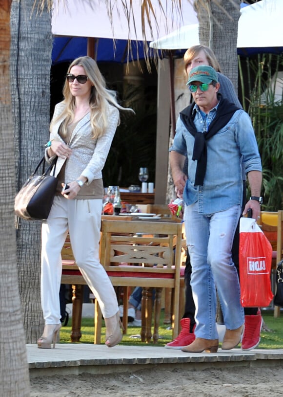 Antonio Banderas et sa belle Nicole Kimpel quittent un restaurant à Marbella le 5 avril 2015