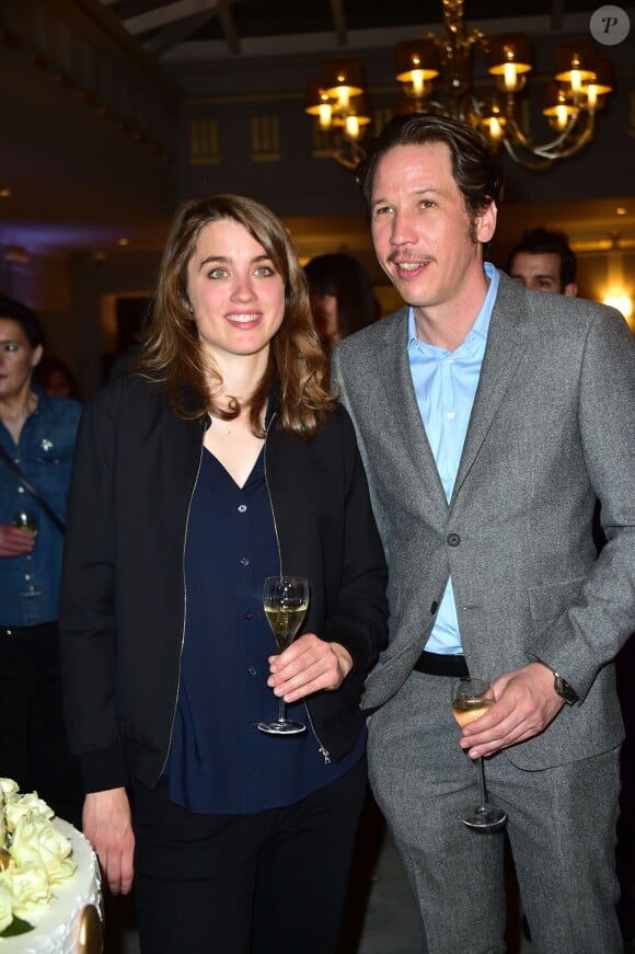 Reda Kateb (gagnant du Prix Patrick Dewaere 2015) et Adèle Haenel (gagnante du Prix Romy Schneider 2015) à la 34e édition des Prix Romy Schneider et Patrick Dewaere au Sofitel Paris Le Faubourg à Paris, le 13 avril 2015.