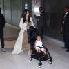 Après l'Arménie et Israël, les West débarquent à Paris ! Kanye West, Kim Kardashian et leur fille North arrivent à l'aéroport de Roissy-Charles-de-Gaulle. Roissy, le 14 avril 2015.