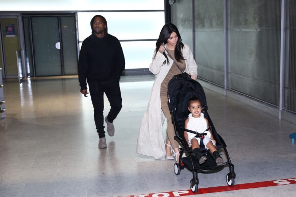 Kanye West, Kim Kardashian et leur fille North arrivent à l'aéroport de Roissy-Charles-de-Gaulle. Roissy, le 14 avril 2015.