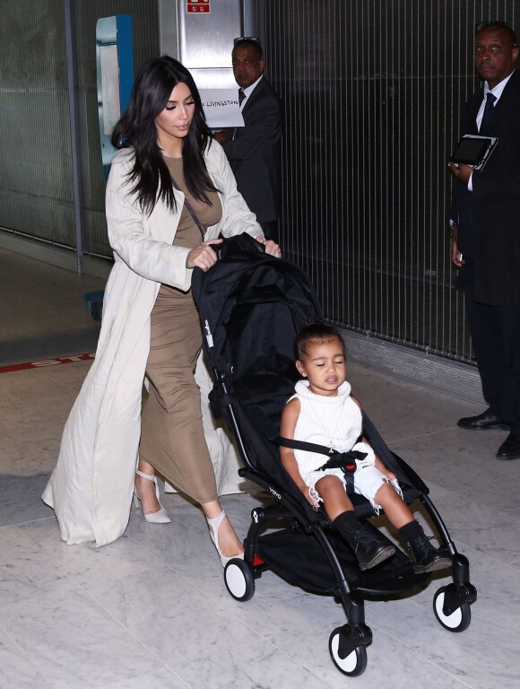 Kim Kardashian et sa fille North arrivent à l'aéroport de Roissy-Charles-de-Gaulle. Roissy, le 14 avril 2015.