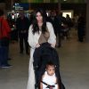 Kim Kardashian et sa fille North West arrivent à l'aéroport de Roissy-Charles-de-Gaulle. Roissy, le 14 avril 2015.