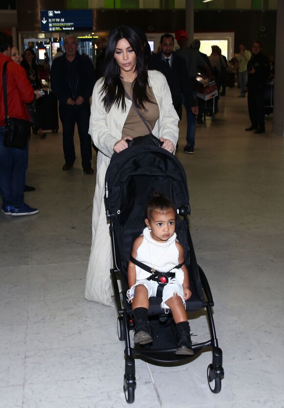 Kim Kardashian et sa fille North West arrivent à l'aéroport de Roissy-Charles-de-Gaulle. Roissy, le 14 avril 2015.