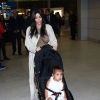 Kim Kardashian et sa fille North arrivent à l'aéroport de Roissy-Charles-de-Gaulle. Roissy, le 14 avril 2015.