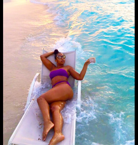 Ashanti, torride en bikini sur une plage des îles Turques et Caïques. Photo publiée en janvier 2015.