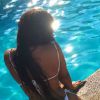 Ashanti, torride en bikini blanc près d'une piscine. Photo publiée le 1er avril 2015.