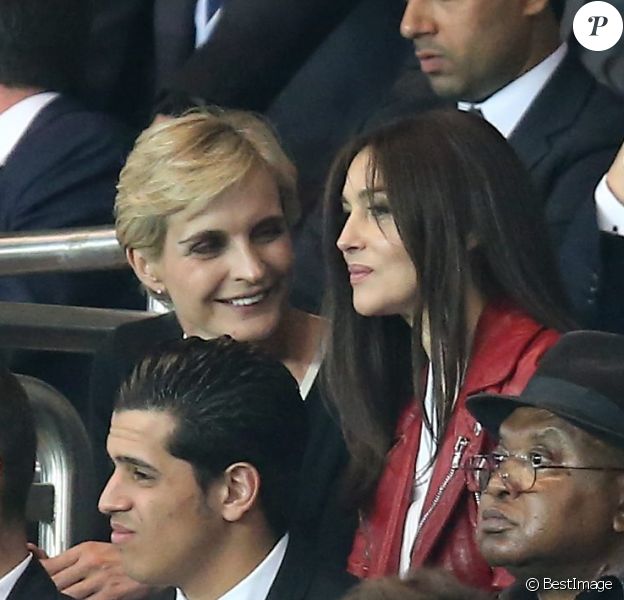 Monica Bellucci et Mélita Toscan du Plantier lors du quart de finale entre le Paris Saint-Germain et le FC Barcelone au Parc des Princes à Paris le 15 avril 2015