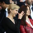 Mélita Toscan du Plantier et Monica Bellucci lors du quart de finale entre le Paris Saint-Germain et le FC Barcelone au Parc des Princes à Paris le 15 avril 2015
