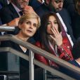 Melita Toscan du Plantier et Monica Bellucci lors du quart de finale entre le Paris Saint-Germain et le FC Barcelone au Parc des Princes à Paris le 15 avril 2015