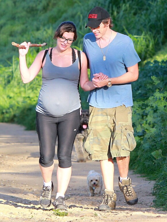 Exclusif - Milla Jovovich très enceinte fait de la randonnée avec son mari Paul W.S Anderson et leurs chiens à Los Angeles, le 24 mars 2015.