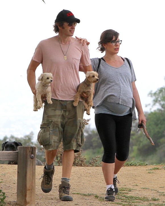 Milla Jovovich très enceinte fait de la randonnée avec son mari Paul W.S Anderson et leurs chiens à Los Angeles, le 18 mars 2015.