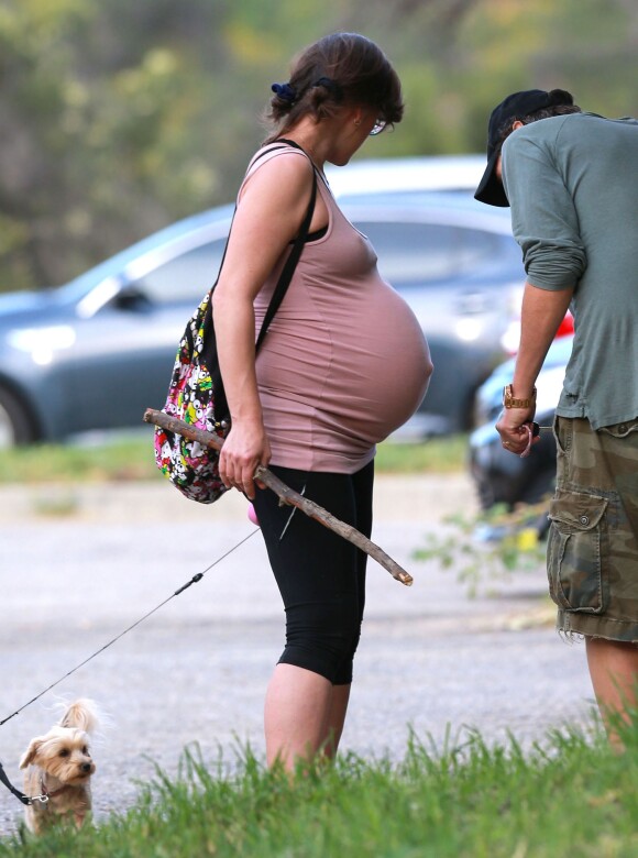 Milla Jovovich, très enceinte, fait de la randonnée avec son mari Paul W.S Anderson et leurs chien à Los Angeles, le 17 mars 2015.