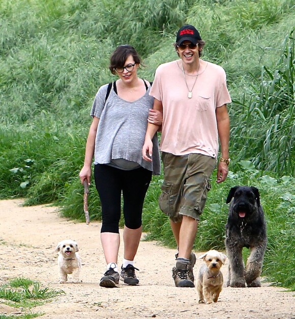 Milla Jovovich très enceinte fait de la randonnée avec son mari Paul W.S Anderson et leurs chiens à Los Angeles, le 18 mars 2015.