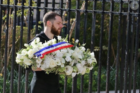 Gerbe de fleurs du Ministère de la Jeunesse et des Sports - Obsèques de Patrice Dominguez en la Basilique Sainte-Clotilde à Paris le 16 avril