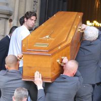 Obsèques de Patrice Dominguez : Sa femme Cendrine effondrée, les people réunis