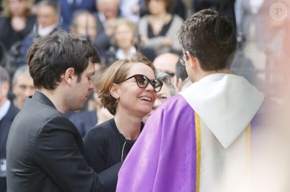 Cendrine Dominguez avec son fils Léo - Sorties des obsèques de Patrice Dominguez en la basilique Sainte Clotilde à Paris. Le 16 avril 2015