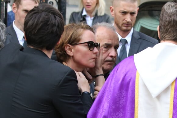Cendrine Dominguez et le frère du défunt - Sorties des obsèques de Patrice Dominguez en la basilique Sainte Clotilde à Paris. Le 16 avril 2015