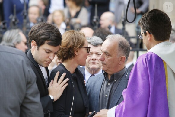 Cendrine Dominguez avec son fils Léo, Jean-Louis Borloo, le frère de Patrice Dominguez - Sorties des obsèques de Patrice Dominguez en la basilique Sainte Clotilde à Paris. Le 16 avril 2015 