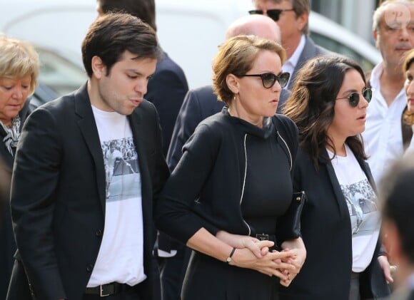 Cendrine Dominguez et ses enfants lors des obsèques de son époux Patrice Dominguez en la basilique Sainte-Clotilde à Paris le 15 avril 2015