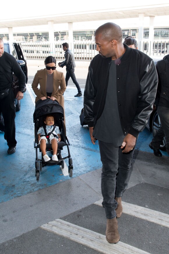 Kim Kardashian, Kanye West et leur fille North West à l'aéroport de Roissy CDG. Le 16 avril 2015.
