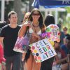 Claudia Romani fait du shopping sur Lincoln Road à Miami, le jour de ses 33 ans. Le 14 avril 2015.