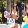 Claudia Romani fait du shopping sur Lincoln Road à Miami, le jour de ses 33 ans. Le 14 avril 2015.