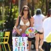 Claudia Romani, radieuse le jour de son anniversaire, fait du shopping à Miami. Le 14 avril 2015.