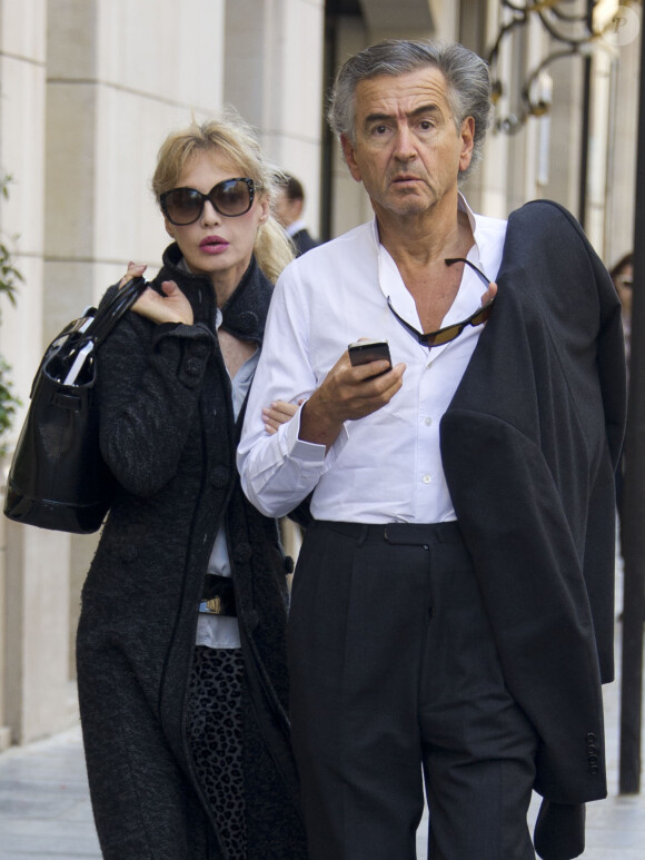 Exclusif - Arielle Dombasle et Bernard-Henri Lévy se promènent dans les rues de Paris. Le 18 octobre 2014