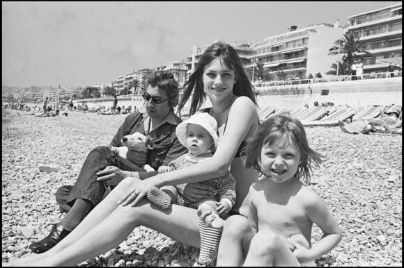Serge Gainsbourg et Jane Birkin avec Kate (Barry) et Charlotte (Gainsbourg) à Nice en 1972. 